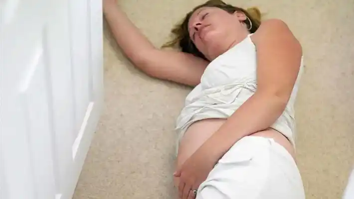 Le dio piñas y patadas en la panza a su mujer embarazada y le provocó un aborto