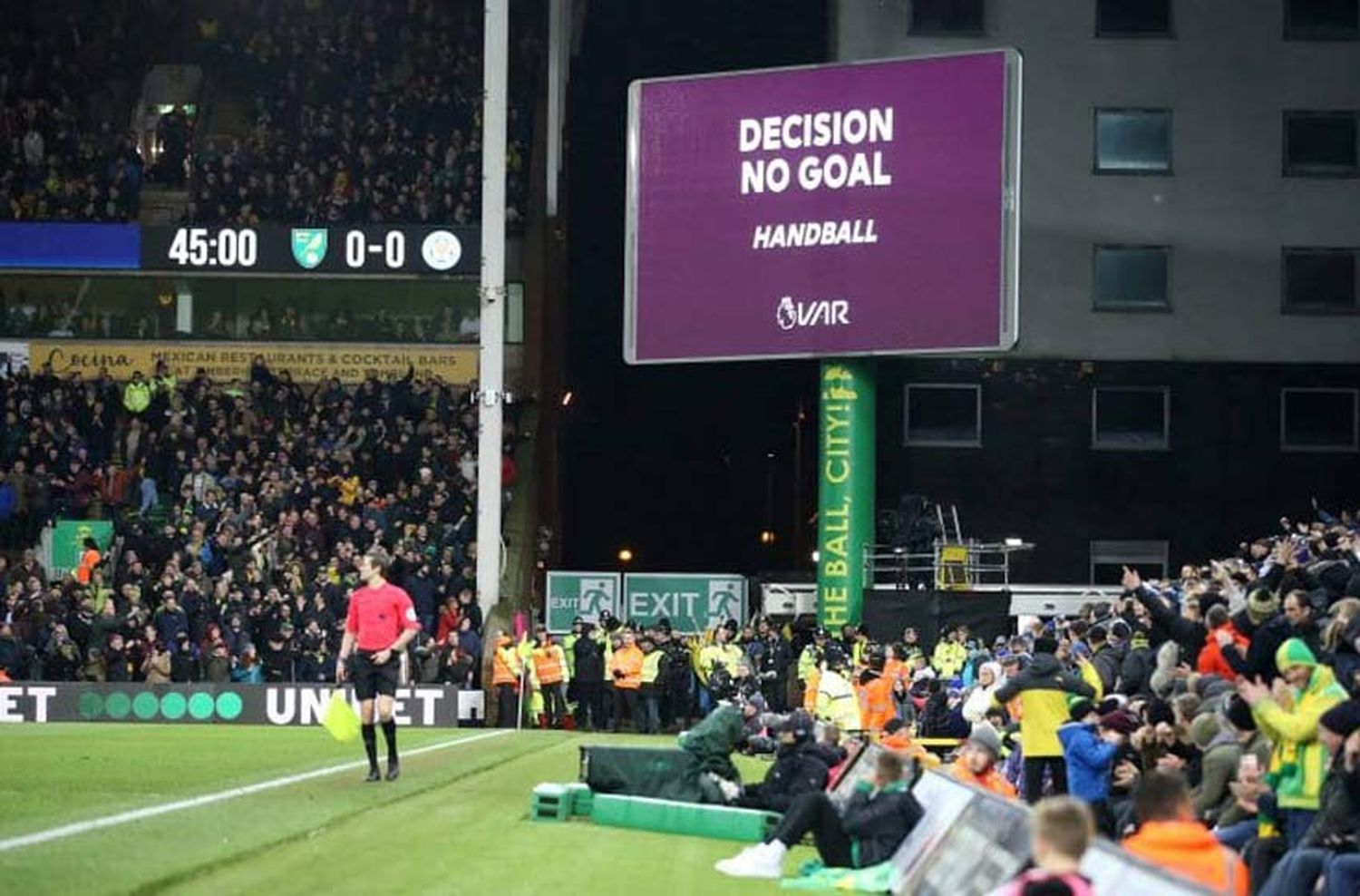 Un altavoz, el cambio que la Premier League estudia para el VAR