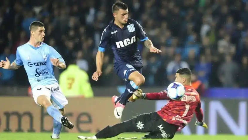 Racing se recuperó con goleada incluida ante un débil Temperley
