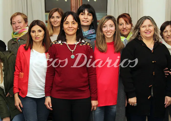 Rodeada de mujeres Natalia Steffen cerró la campaña