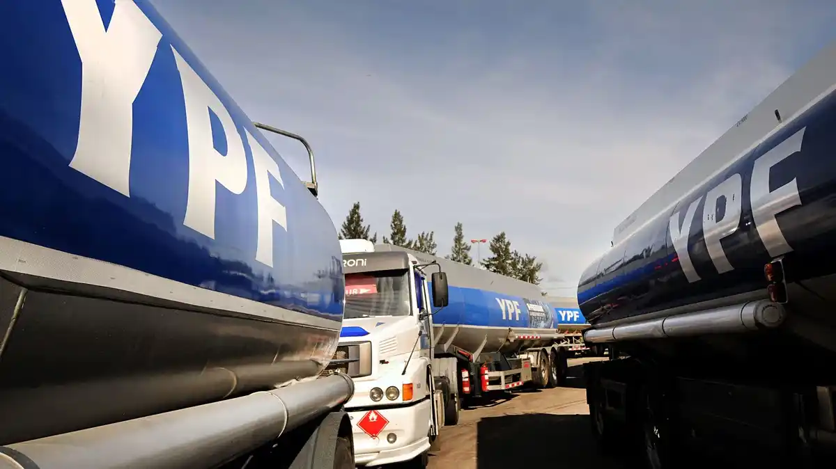 El presidente de YPF amenaza con otra suba de combustibles