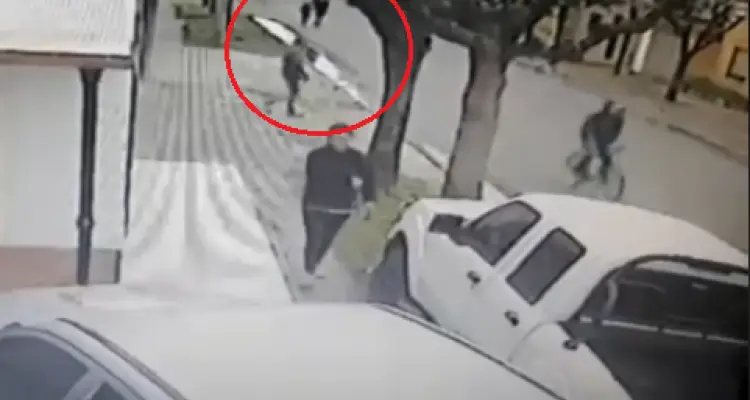 Llevaba al nene al jardín y la asaltaron en la vía pública