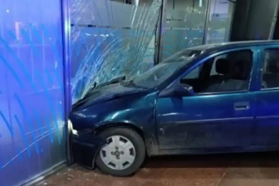 Un ataque de furia: aceleró y chocó de lleno contra el frente de Banco Nación en Rosario