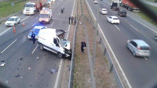 Circulaba a contramano por la Panamericana, chocó con un camión y murió