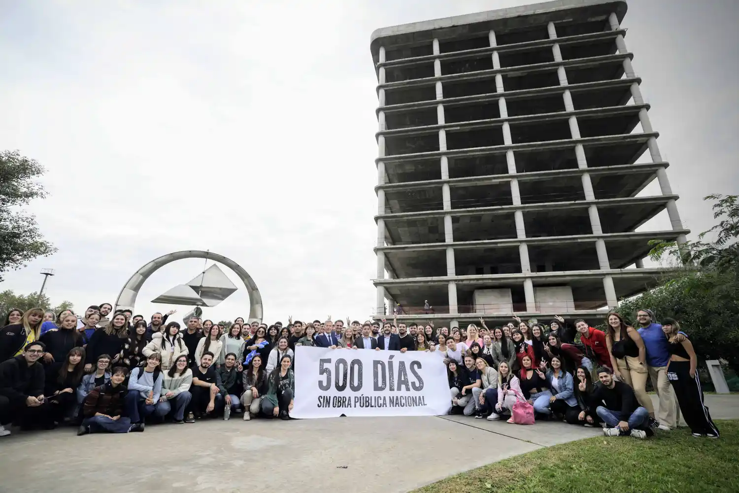 500 días sin obra pública nacional, el cartel que se lució durante el acto