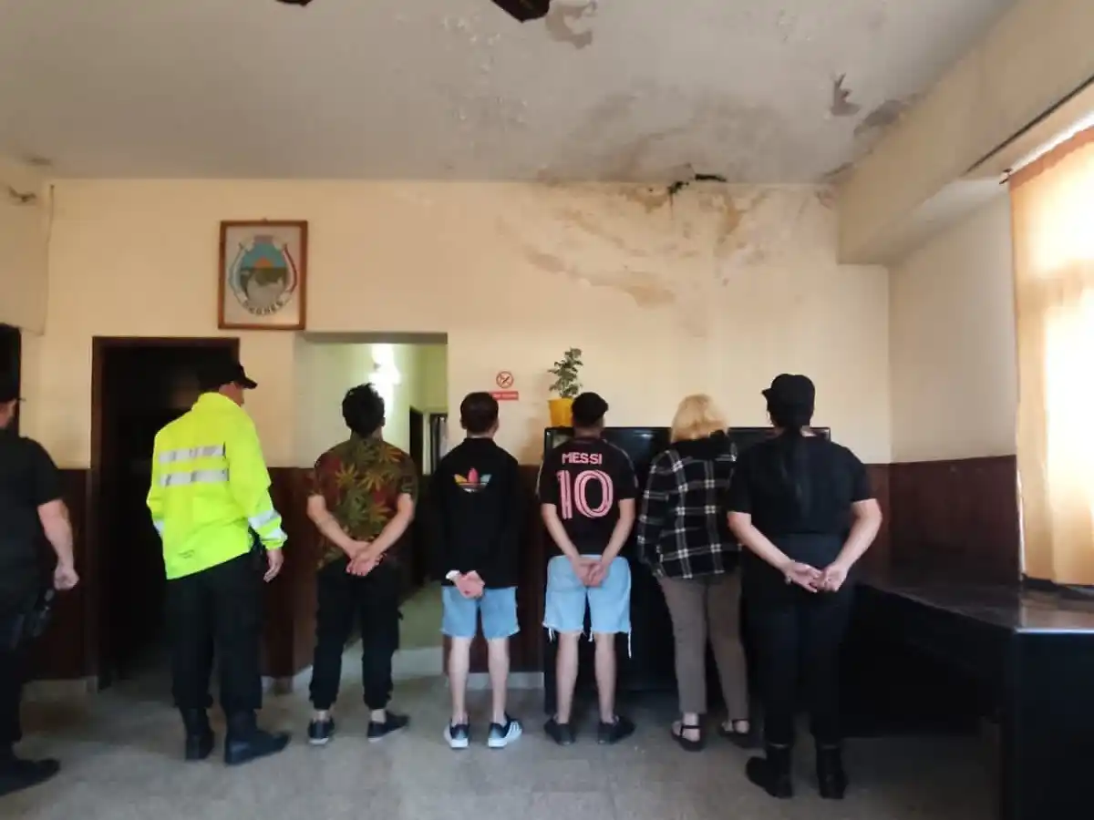 Los cuatro detenidos en el control policial.