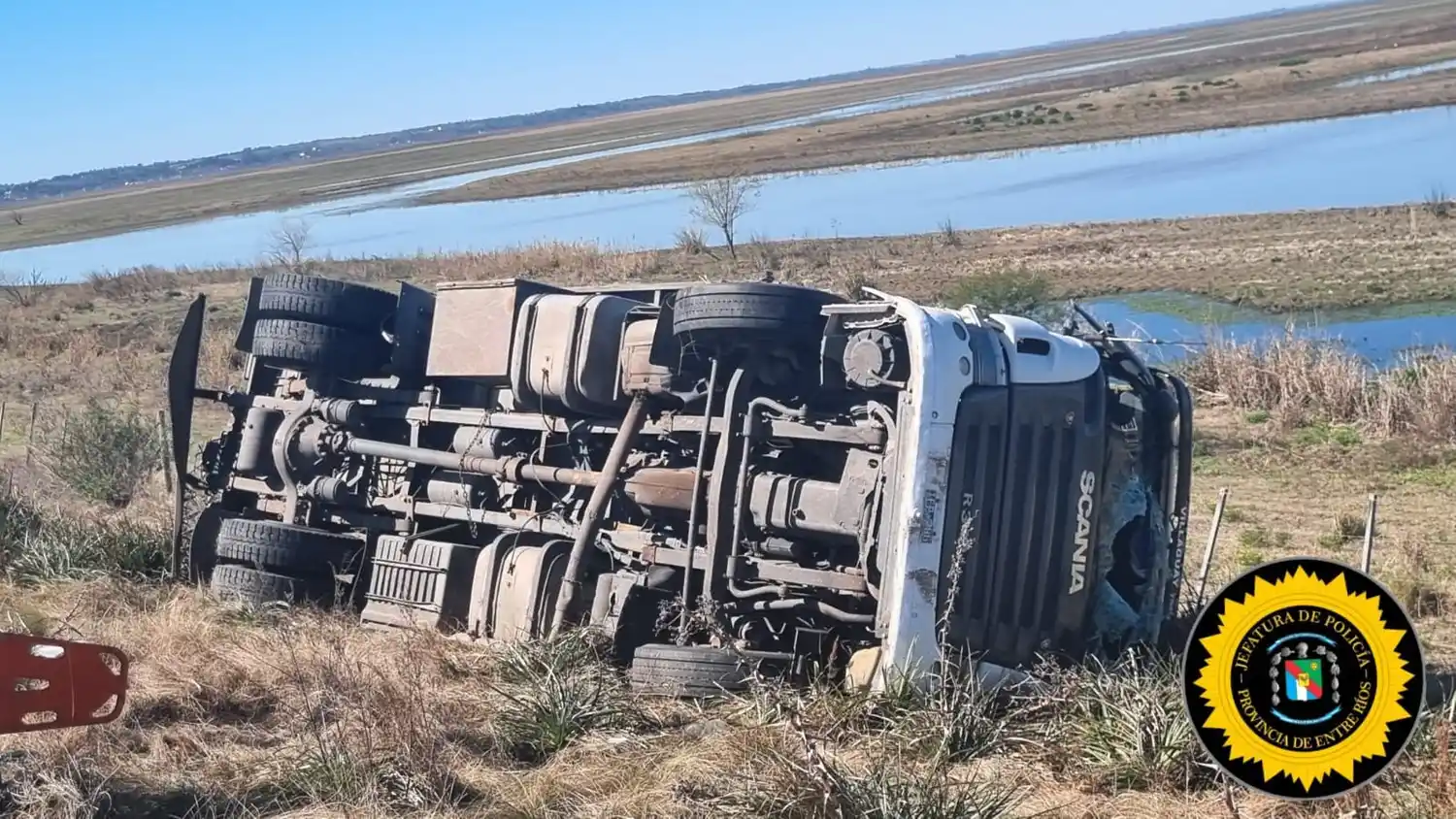 Victoria: un camionero resultó herido tras volcar en la Ruta Nacional N° 174