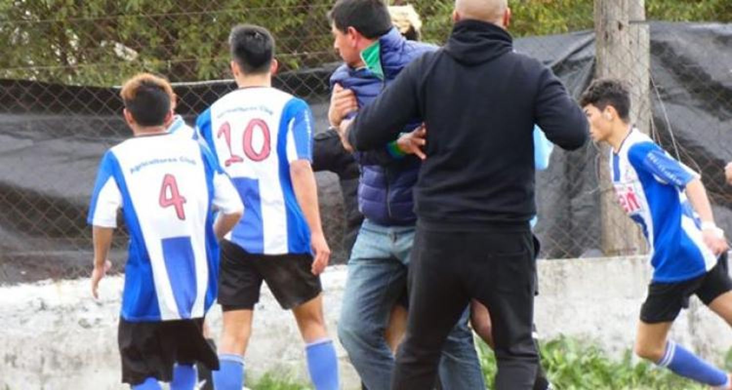 Dura sanción para el entrenador de la reserva de Agricultores y su hijo por agredir al árbitro Horacio Arias