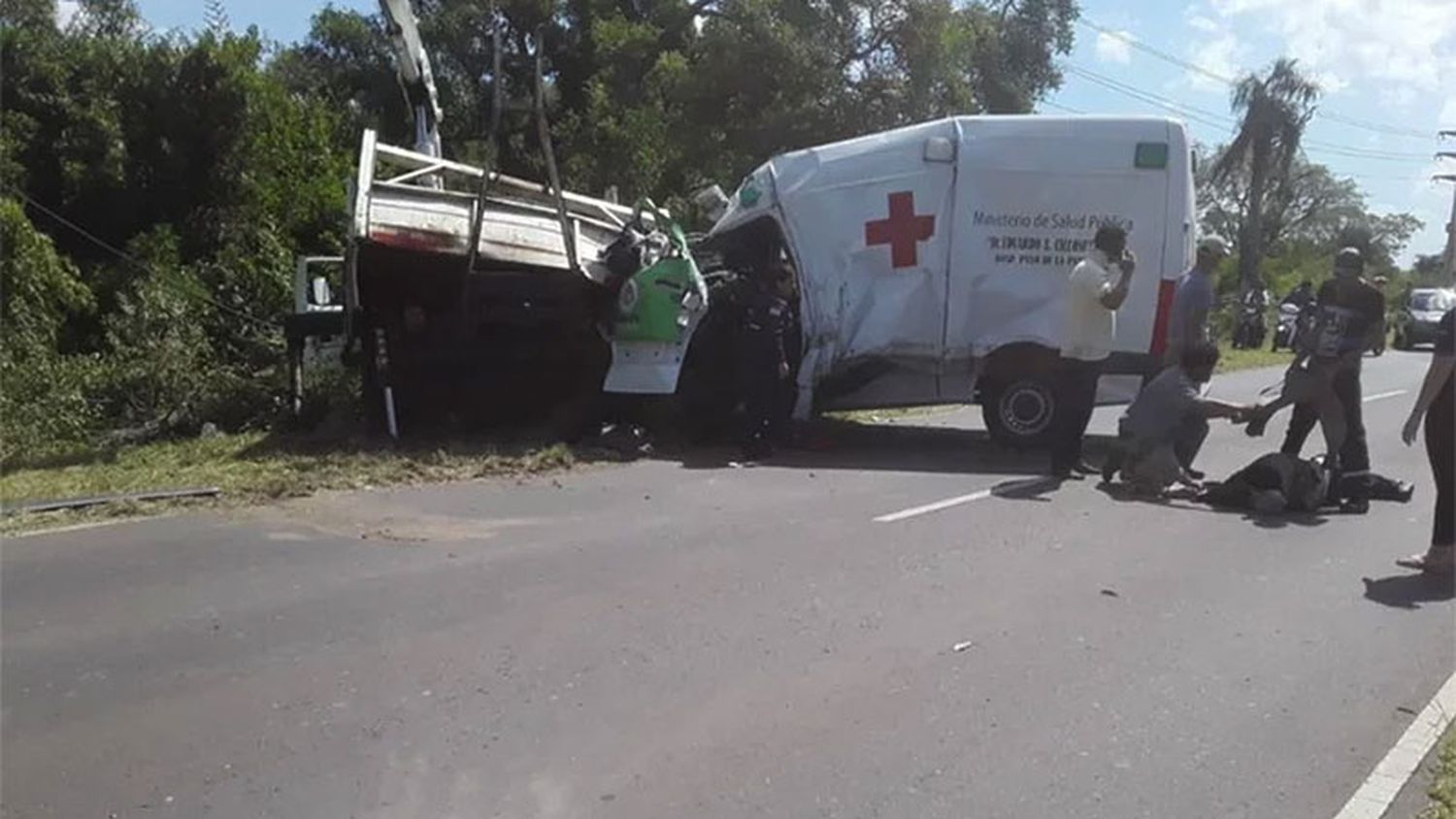 Murió el chofer de una ambulancia tras chocar contra un camión grúa