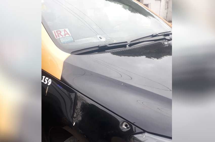 Le balearon el coche y le robaron la recaudación a un taxista