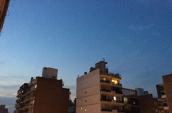 Viernes frío con cielo despejado en Rosario