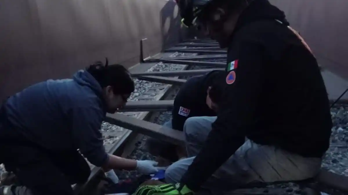 ¡QUÉ DOLOR!  Muere bebita venezolana al resbalar de los brazos de su mamá: iban a abordar un tren de migrantes en México