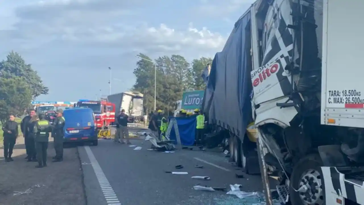 Un muerto tras un choque en cadena entre cuatro camiones en la autopista Rosario - Buenos Aires