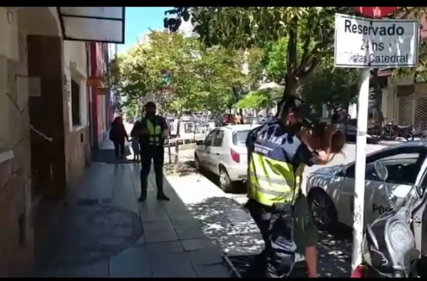 Ingresó a un almacén, intentó robar y la empleada logró detenerlo