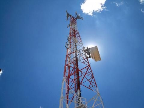 Un joven amenaza con arrojarse desde una antena