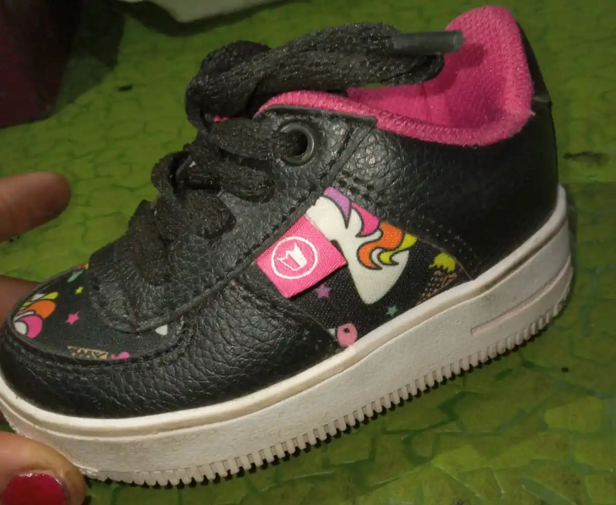 La zapatilla de bebé que Abbi pide que devuelvan.