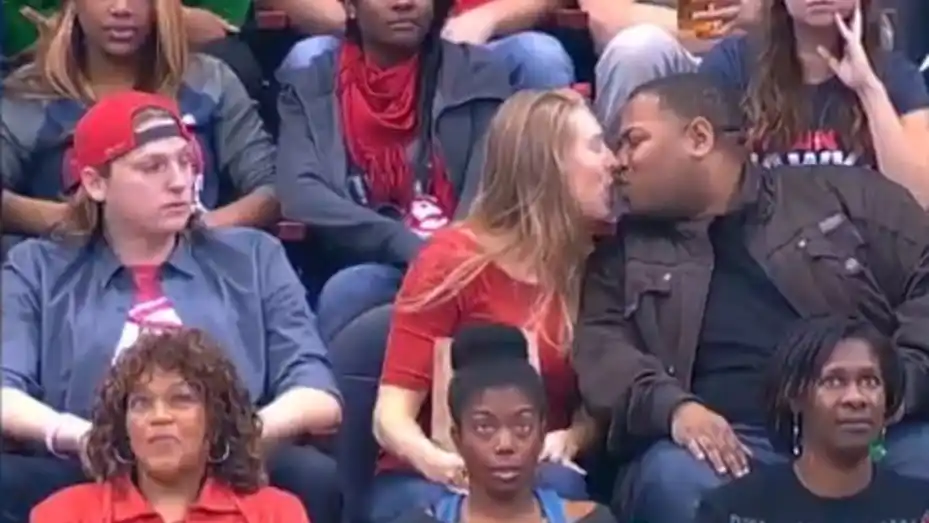 Video: su novio prefirió una cerveza helada y ella besó a un desconocido