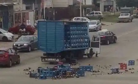Otra vez la cerveza: Repartidor de Quilmes perdió gran parte de su carga