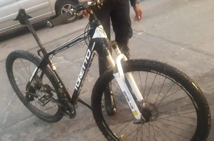Lo despojan para robarle la bicicleta de una puñalada pero la recuperan: lloró de emoción