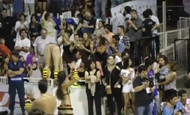 Se cayó "por fachero" pero siguió bailando