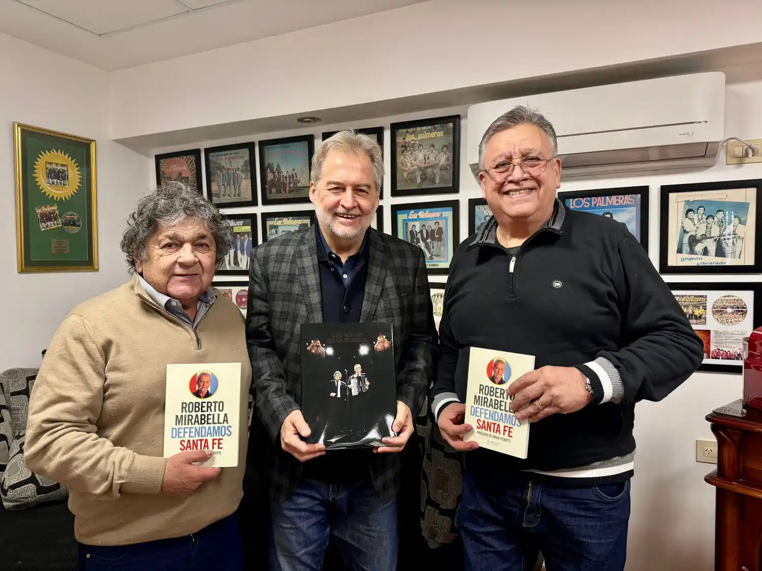 Roberto Mirabella (centro) junto a los dos referentes de Los Palmeras.