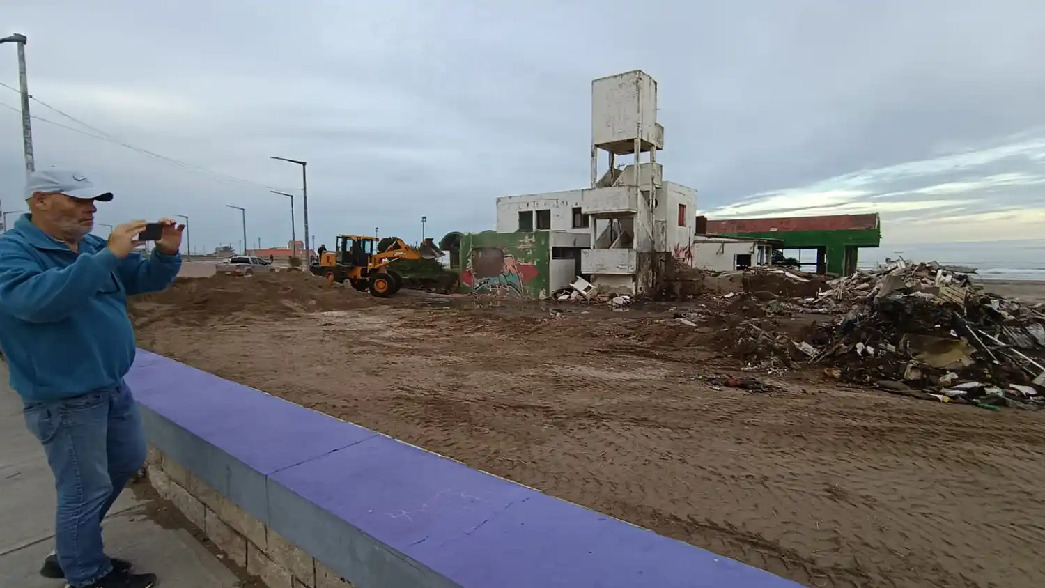 Primeros trabajos de demolición en el lugar donde funcionó el balneario ACA