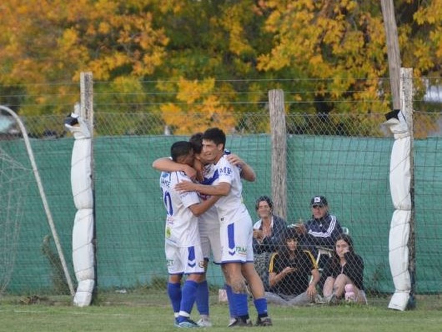 Sportivo Larroque le ganó a Deportivo Gurises y sigue prendido arriba en el Ascenso