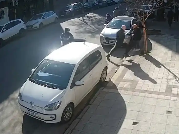 El intento de robo fue registrado por una cámara de seguridad.