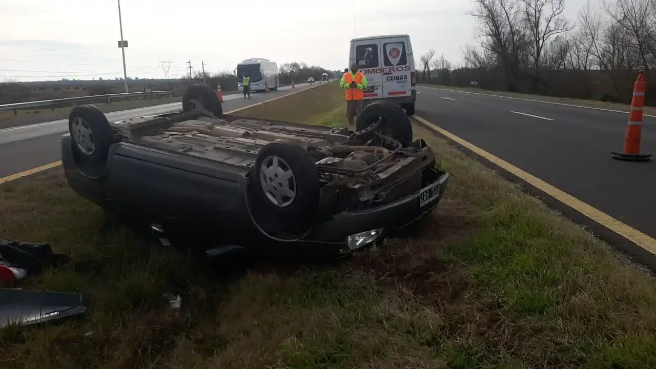 Regresaban desde La Plata y sufrieron un vuelco en la Autovía 12