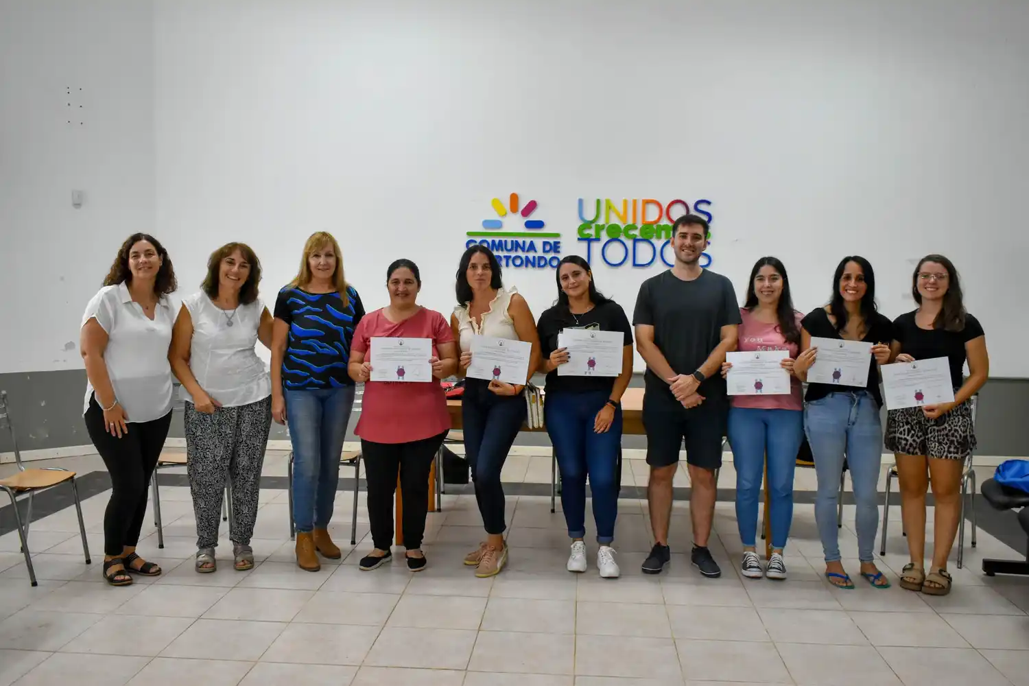 Los graduados de Elortondo junto a las autoridades comunales