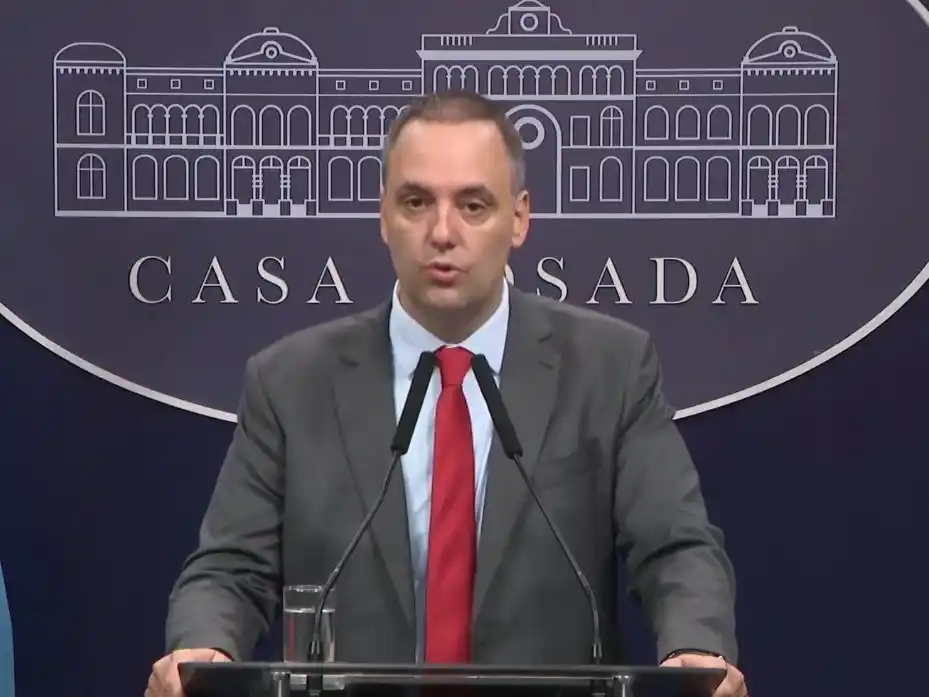El encargado de hacer el anuncio fue el portavoz presidencial, Manuel Adorni, quien argumentó que no pedir explicaciones por el origen de los fondos es respetar el principio de inocencia.