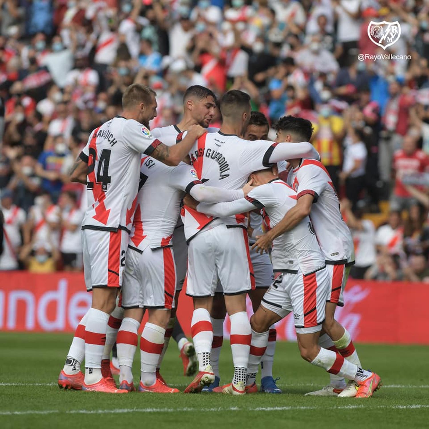 Saveljich (izquierda) se une en el festejo de Rayo Vallecano.