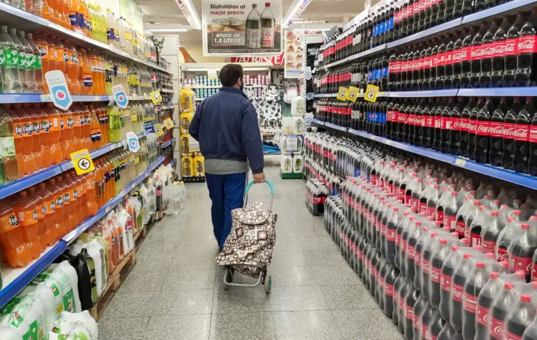Aumentó la canasta básica y una familia necesitó $217.916 para no ser pobre
