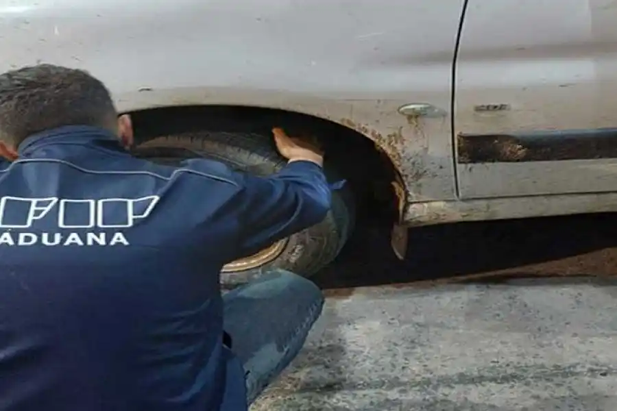 Increíble: intentó ingresar al país con dos cubiertas colocadas en cada llanta