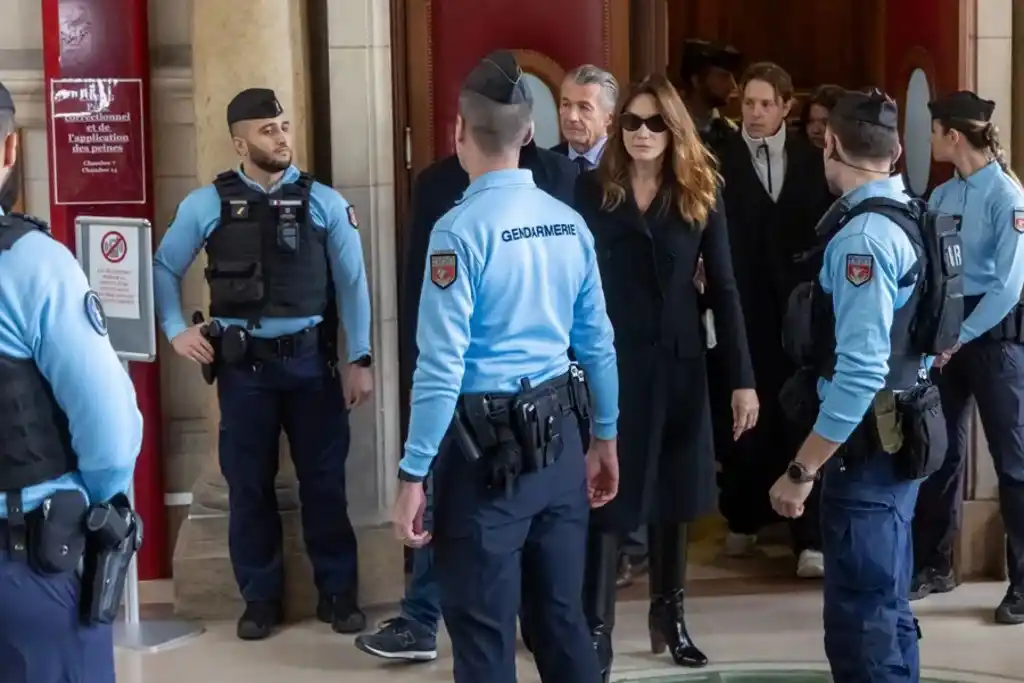 a esposa del expresidente francés Nicolas Sarkozy, Carla Bruni (c), a su llegada a la Corte de París. EFE