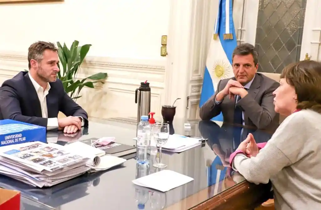 Achával llevó al Congreso las firmas para concretar la Universidad de Pilar: "Es una oportunidad única"