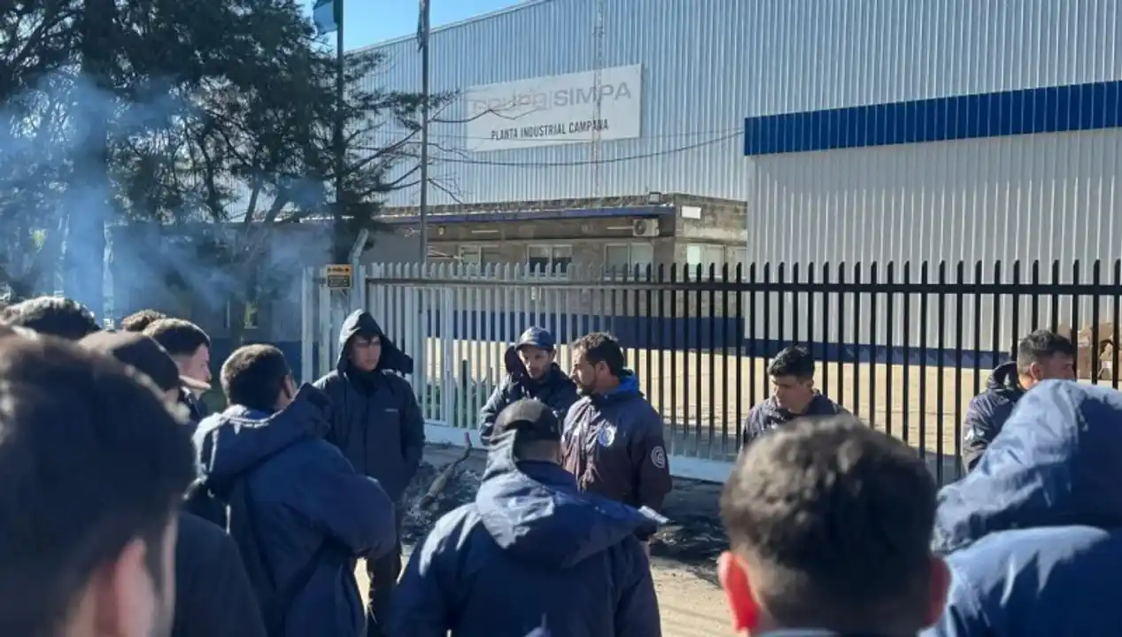 Las protestas de los trabajadores de Grupo Simpa en Campana, tras los despidos.