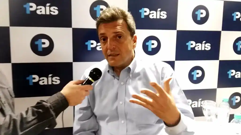 Massa: "La política es poner la cara y no mandar selfies por Facebook"