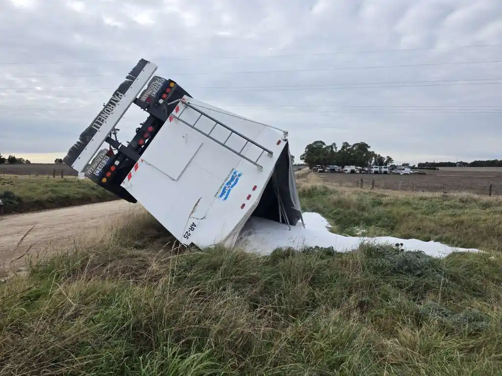 Volcó un camión que transportaba fertilizantes en el camino a San Mayol