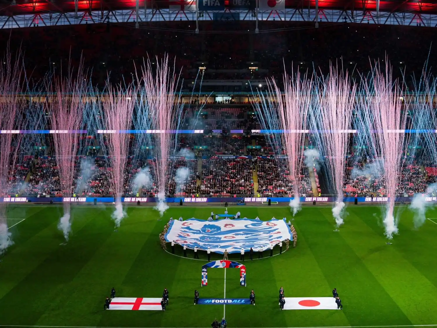 Hinchas japoneses limpiaron Wembley tras el triunfo ante Inglaterra