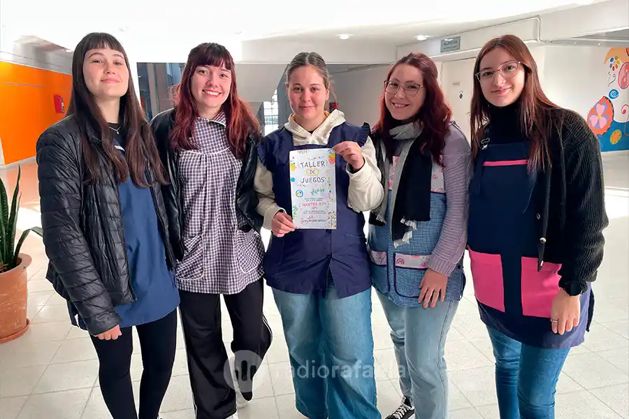 Valentina, Victoria, Romina, Ariana - estudiantes del Profesorado de Educación Inicial | Taller de juegos para niños y niñas en el ISP2 | Organizan alumnos del Profesorado de Educación Inicial