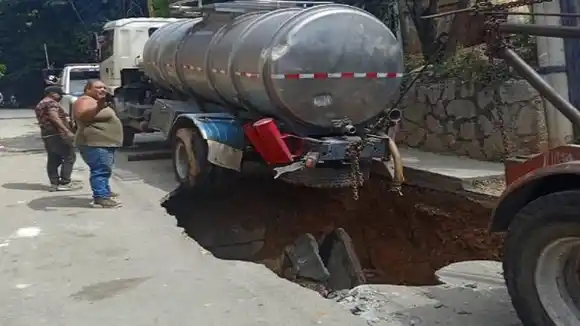 MEGA HUECO se traga un camión cisterna en La Vega (+FOTOS)