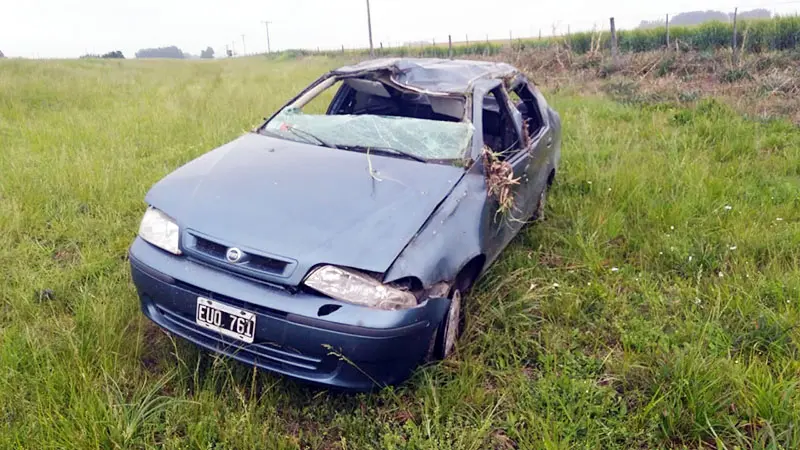 Dos adolescentes salvaron sus vidas de milagro, tras un despiste y vuelco en ruta 86