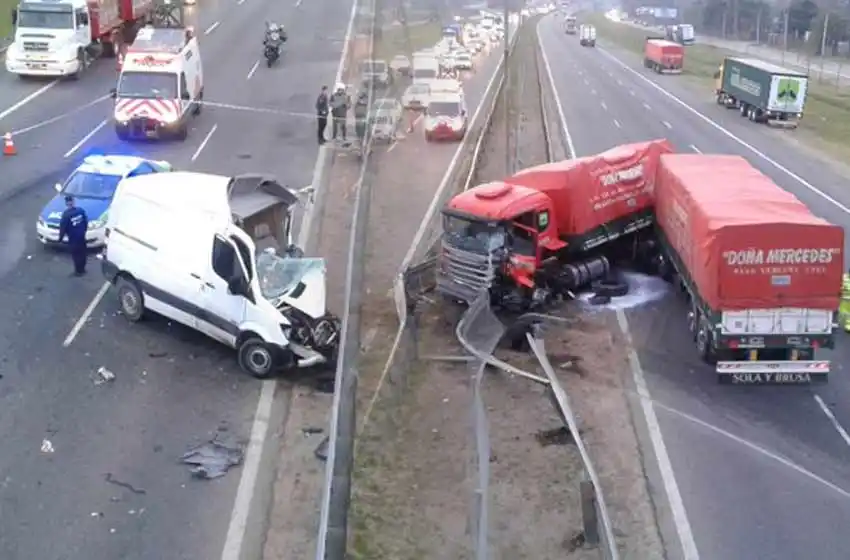 Iba a contramano por Panamericana, embistió de frente a un camión y murió
