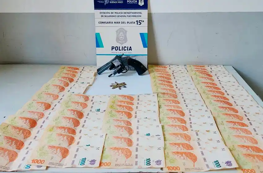 Le robaron el criquet de la puerta de su casa y lo encontró en Market Place