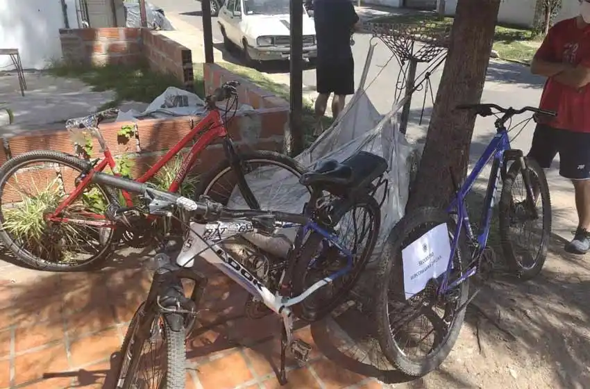 Allanaron una vivienda, incautaron drogas y detuvieron a una persona por robo de bicicletas