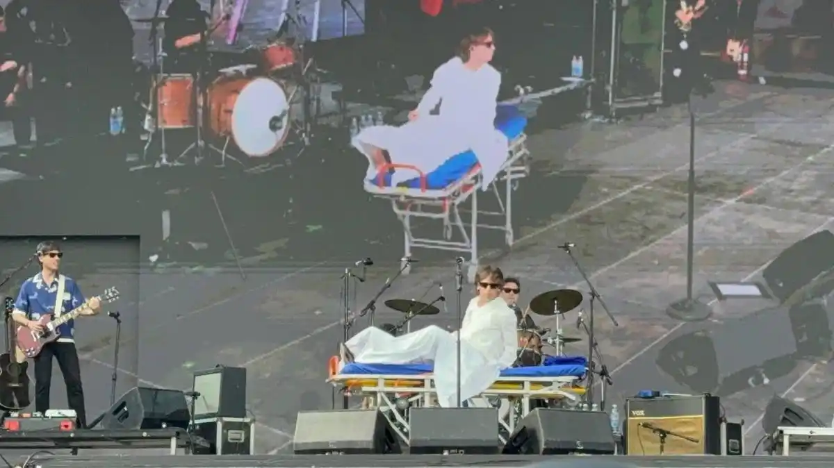 Joaquín Levinton volvió a los escenarios en el Cosquín Rock e ingresó de una forma peculiar: en ambulancia