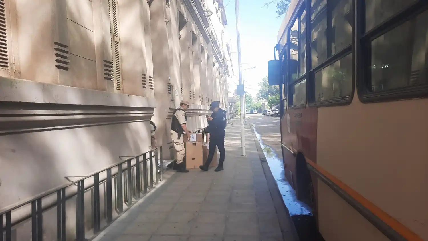 Massa o Milei: distribuyen las urnas para el balotaje