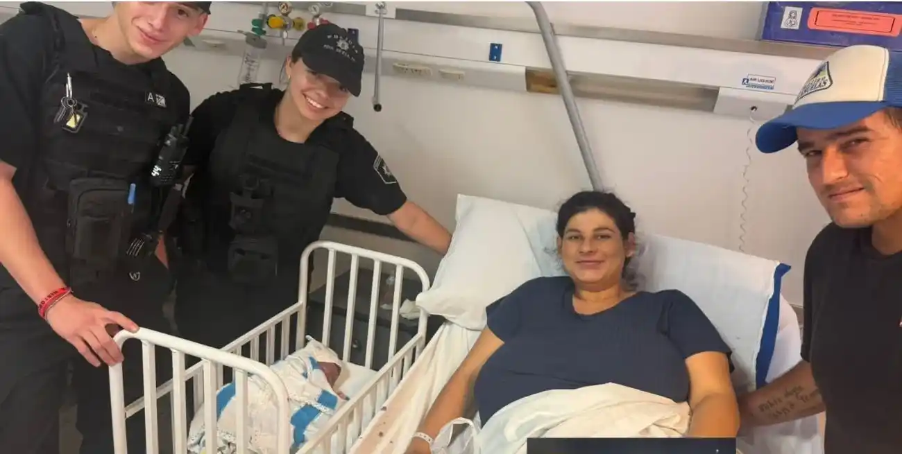 El bebé junto a sus padres y los policías que salvaron su vida. Foto: Gentileza