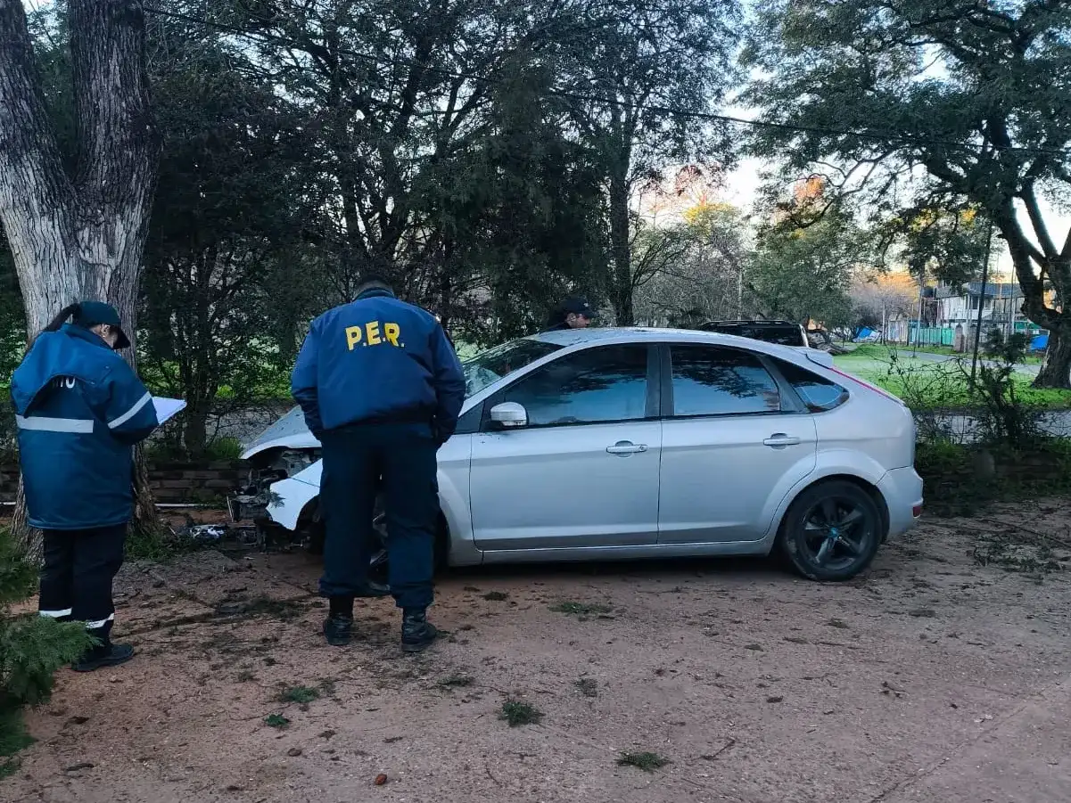 Un auto se incrustó contra el predio del Club Neptunia: el conductor dio positivo en alcoholemia
